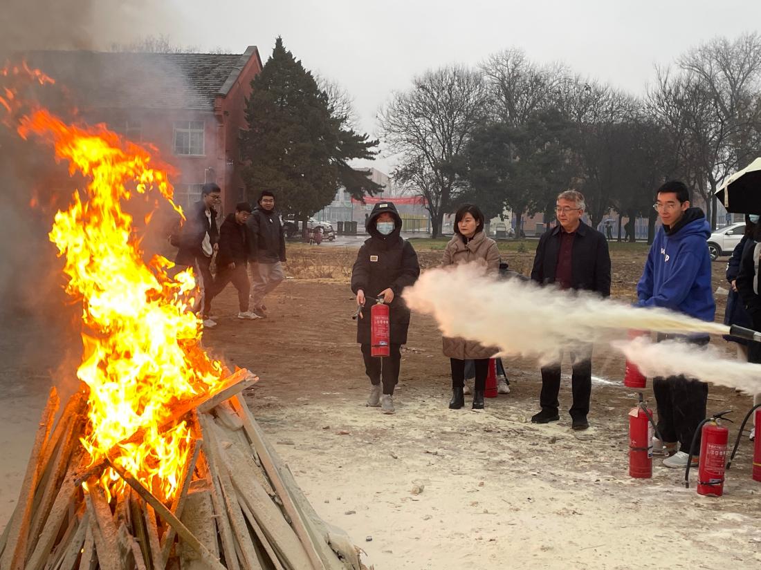 公司领导与员工共同开展消防演练.jpg