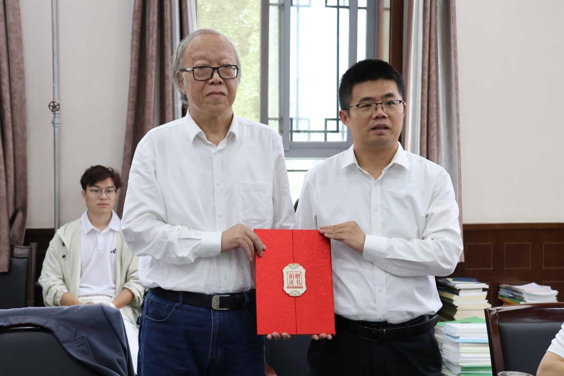 赵晓峰经理授予樊教授捐赠证书(1).jpg