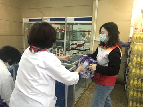 5dfbb2629a894344bcbbc3353125eb4f.jpg 曾繁诗在工作中_副本.jpg