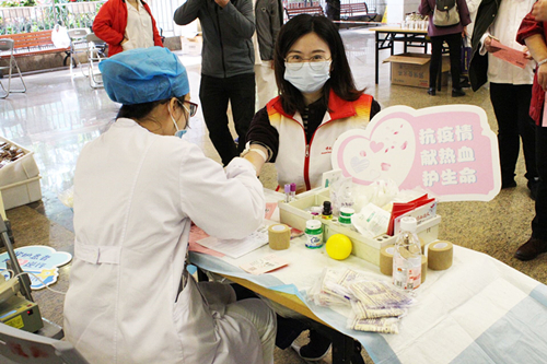 957a454332fd4ee288f0807e5015c1d5.jpg 曾繁诗在组织自愿者献血的同时主动献血_副本.jpg