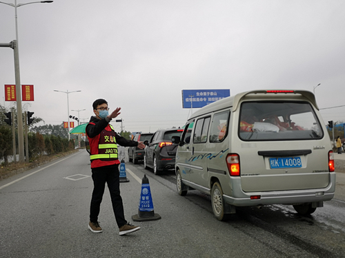 b049ee13cb7b466f943f4b9c25d59eca.jpg 唐信在工作中_副本.jpg